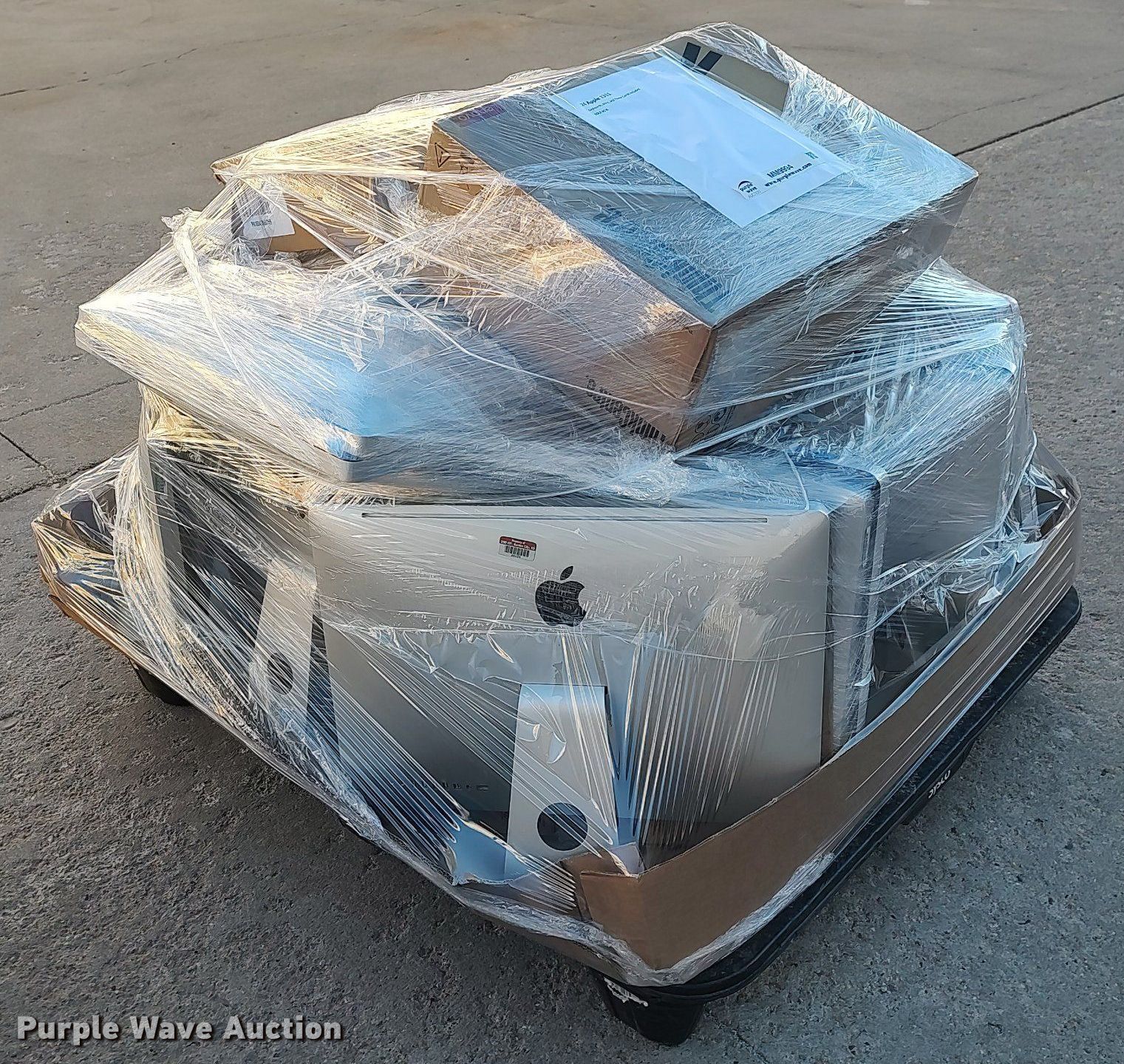 (24) Apple 1311 computers in Garden City, KS Item MM9994 sold