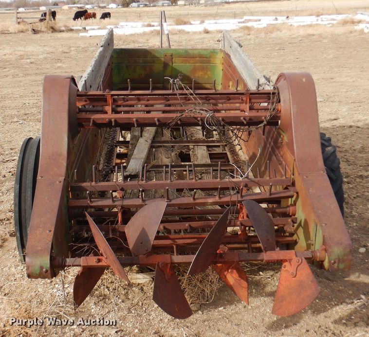 image for item DF4722 Oliver Superior  manure spreader