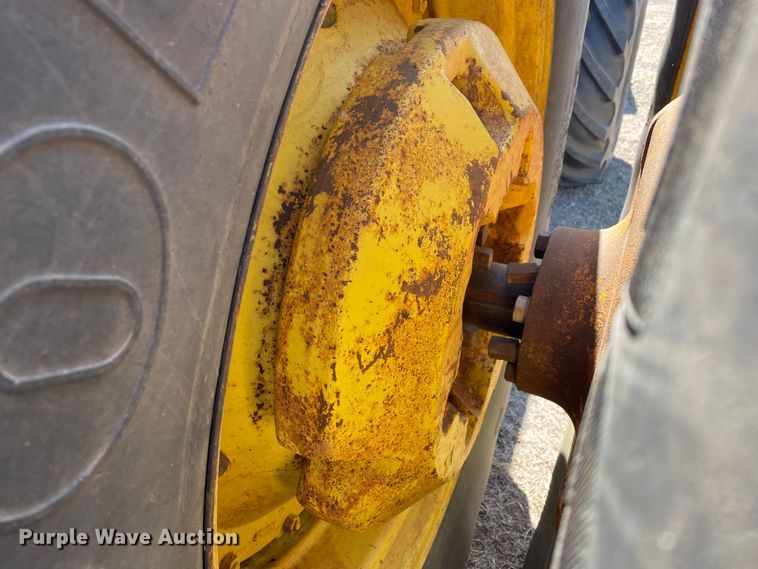 image for item DN4570 1988 John Deere 4850  MFWD tractor