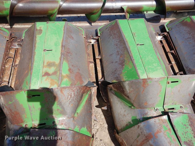 image for item DN6323 John Deere 843  corn head