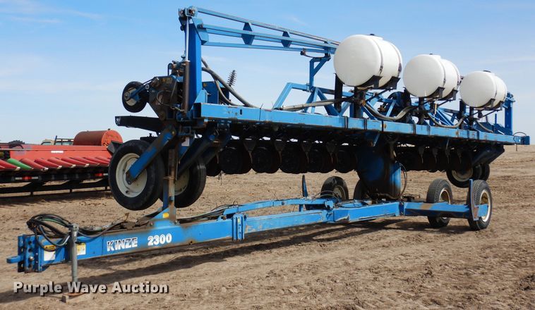 image for item DN6324 Kinze 2300  planter