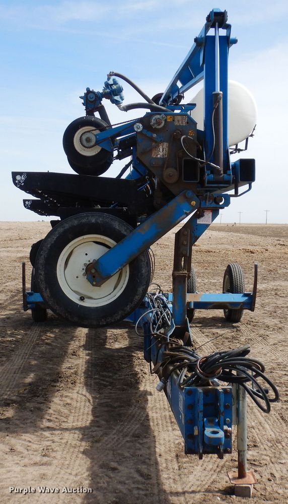 image for item DN6324 Kinze 2300  planter