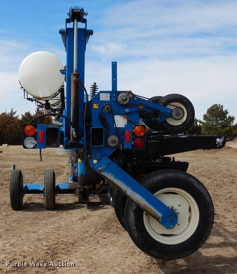 image for item DN6324 Kinze 2300  planter