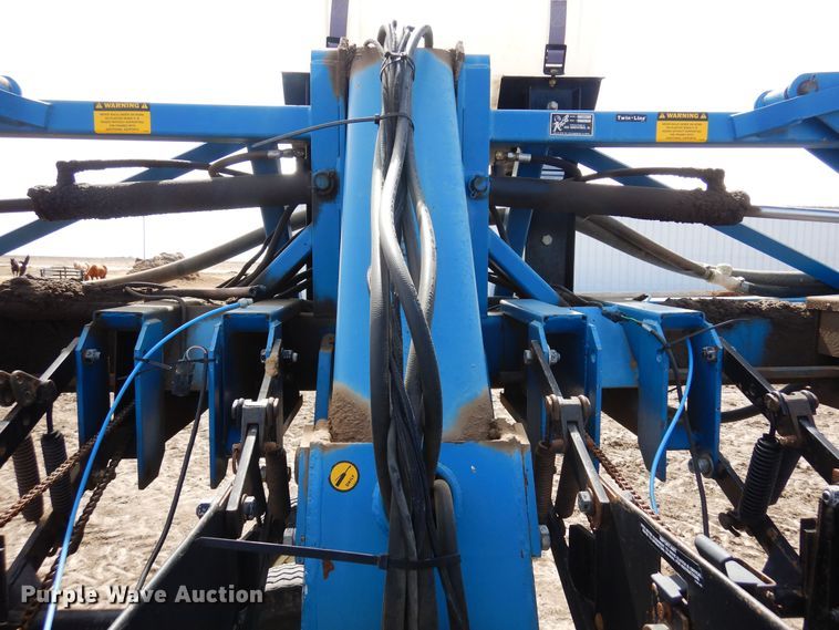 image for item DN6324 Kinze 2300  planter