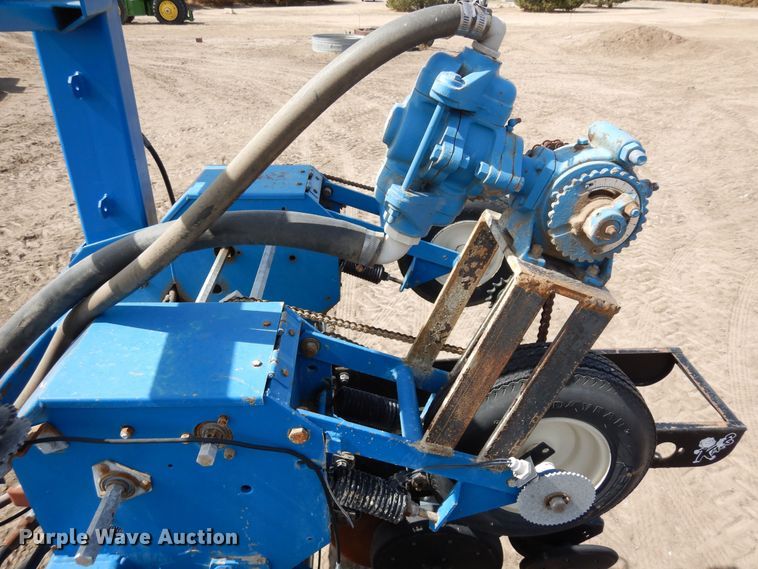 image for item DN6324 Kinze 2300  planter