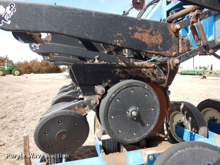 image for item DN6324 Kinze 2300  planter