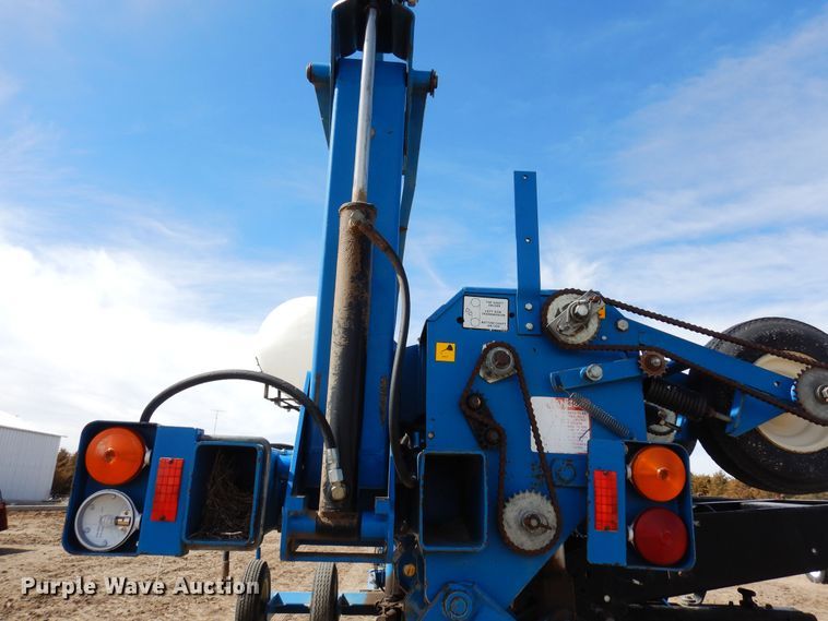 image for item DN6324 Kinze 2300  planter