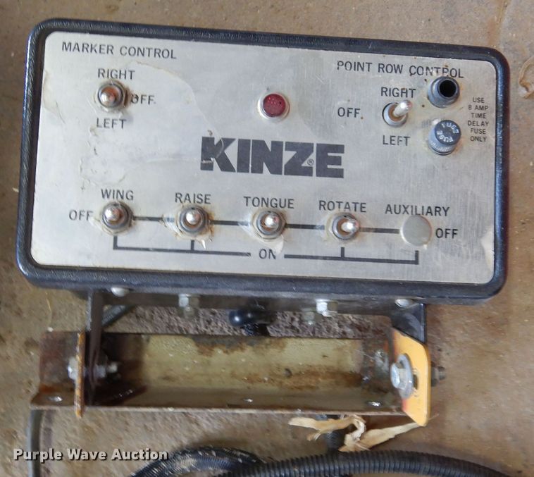 image for item DN6324 Kinze 2300  planter