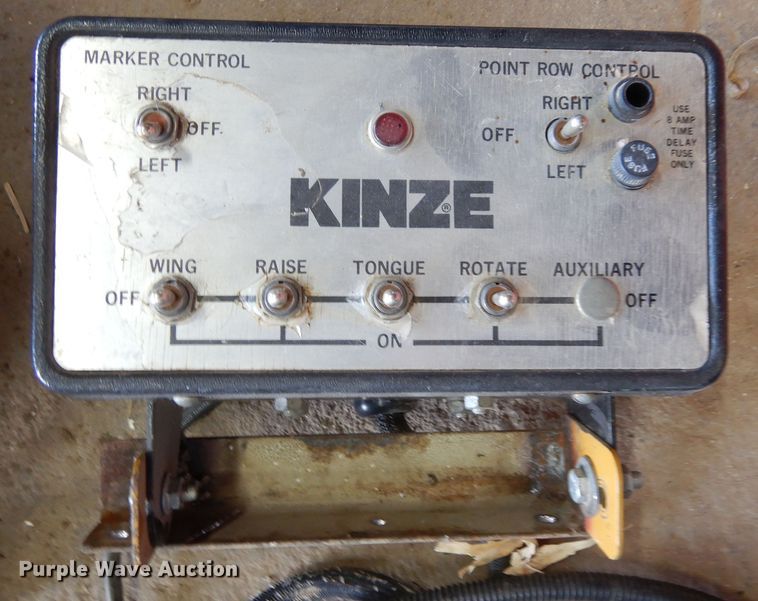 image for item DN6324 Kinze 2300  planter