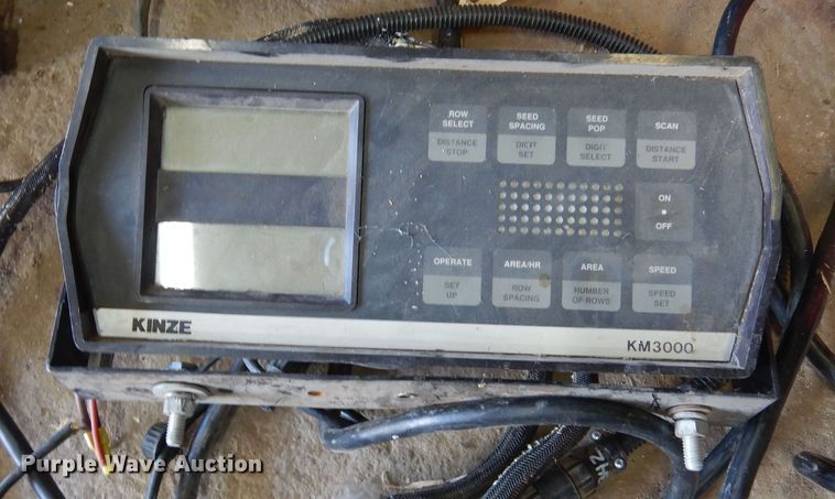 image for item DN6324 Kinze 2300  planter