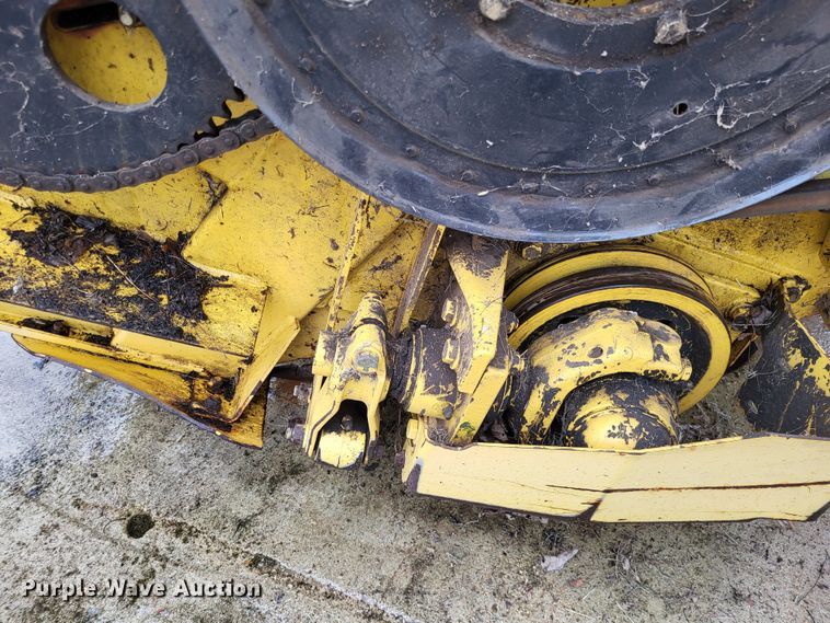 image for item DO3563 New Holland 1475  swather / windrower