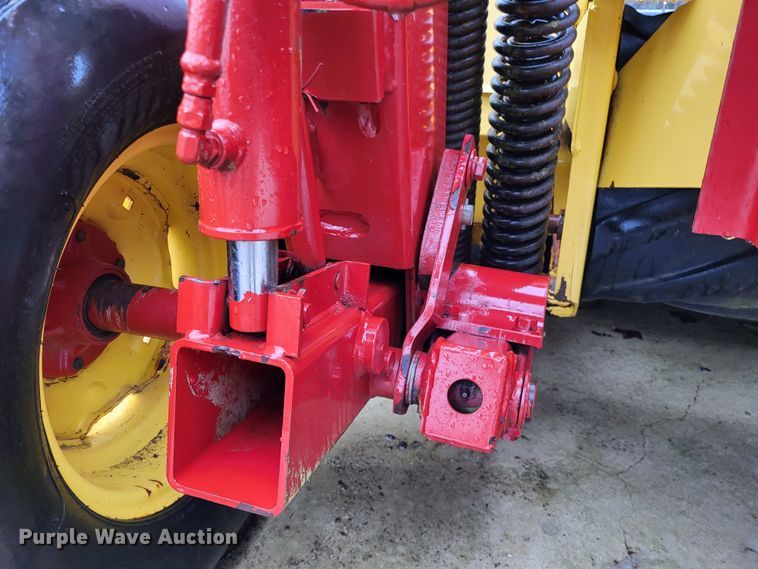 image for item DO3563 New Holland 1475  swather / windrower