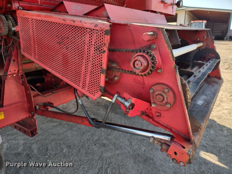 image for item DR8263 1982 Massey Ferguson 860  RWA combine