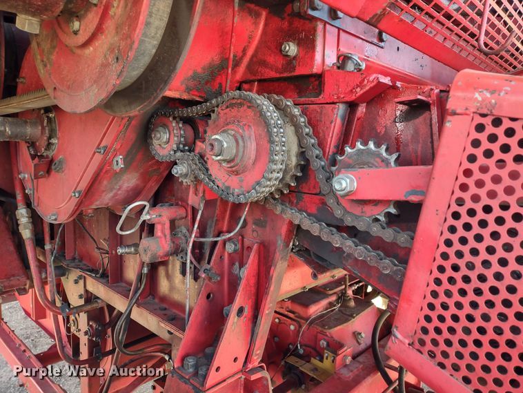image for item DR8263 1982 Massey Ferguson 860  RWA combine