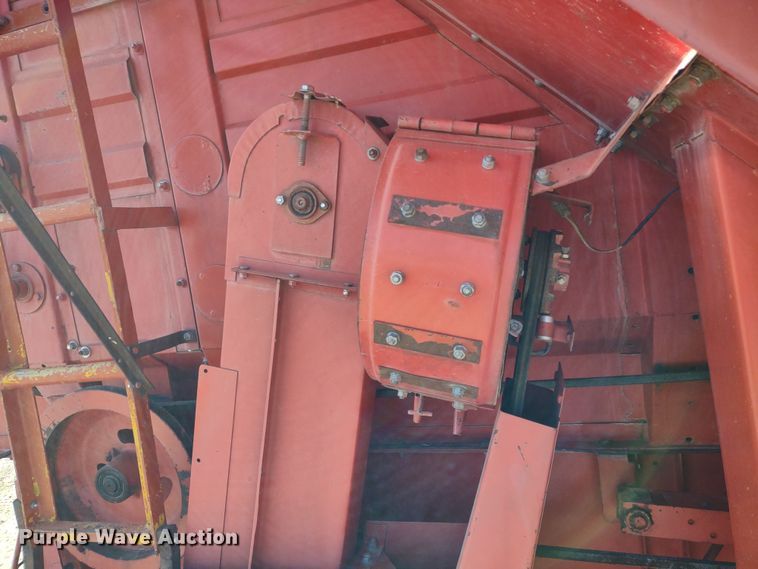 image for item DR8263 1982 Massey Ferguson 860  RWA combine