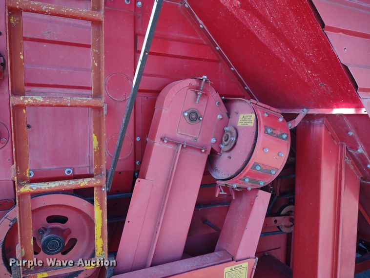 image for item DR8263 1982 Massey Ferguson 860  RWA combine