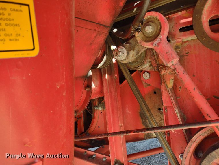 image for item DR8263 1982 Massey Ferguson 860  RWA combine