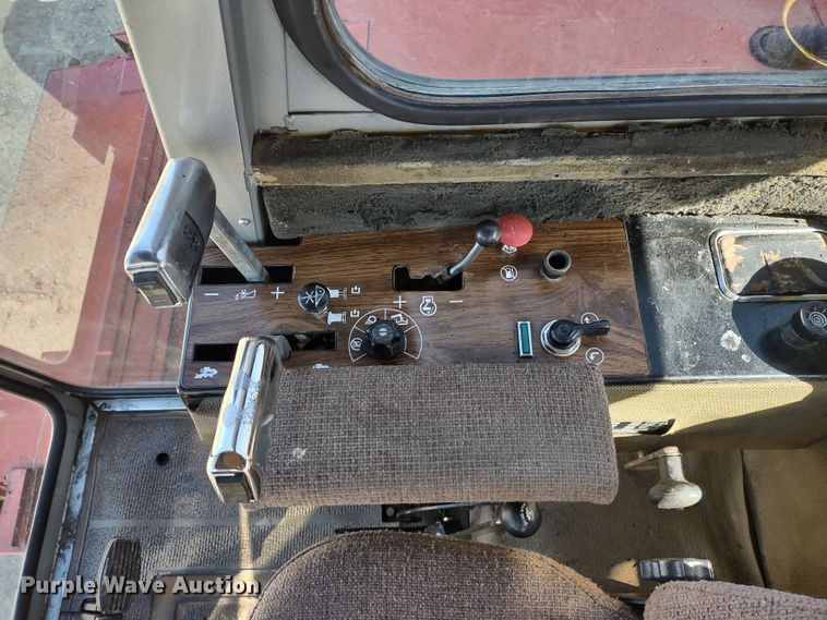 image for item DR8263 1982 Massey Ferguson 860  RWA combine