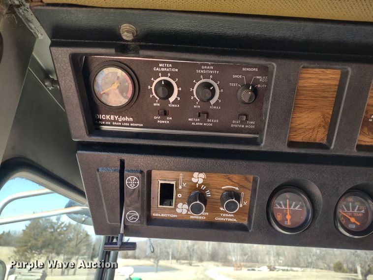 image for item DR8263 1982 Massey Ferguson 860  RWA combine