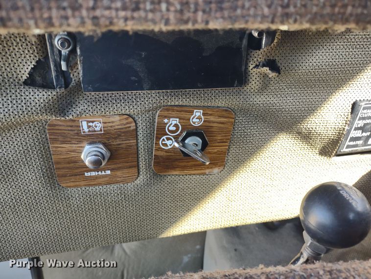 image for item DR8263 1982 Massey Ferguson 860  RWA combine