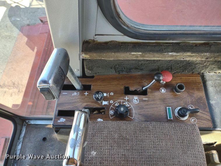 image for item DR8263 1982 Massey Ferguson 860  RWA combine