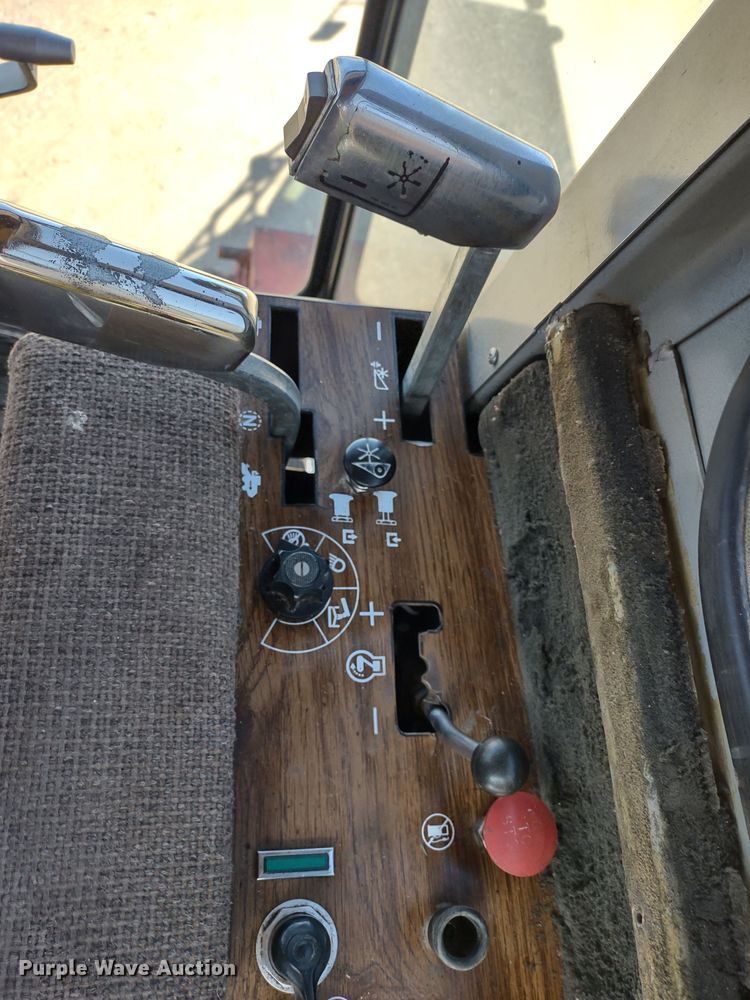 image for item DR8263 1982 Massey Ferguson 860  RWA combine