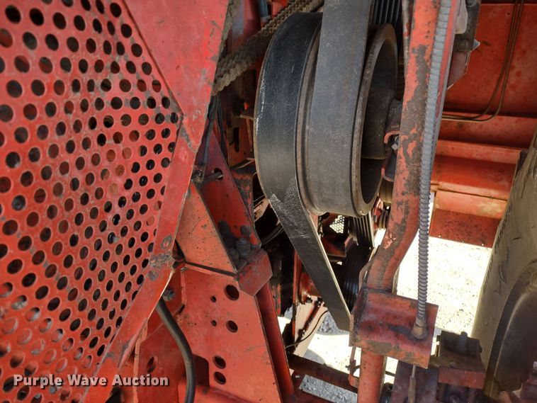 image for item DR8264 1981 Massey Ferguson 860  RWA combine
