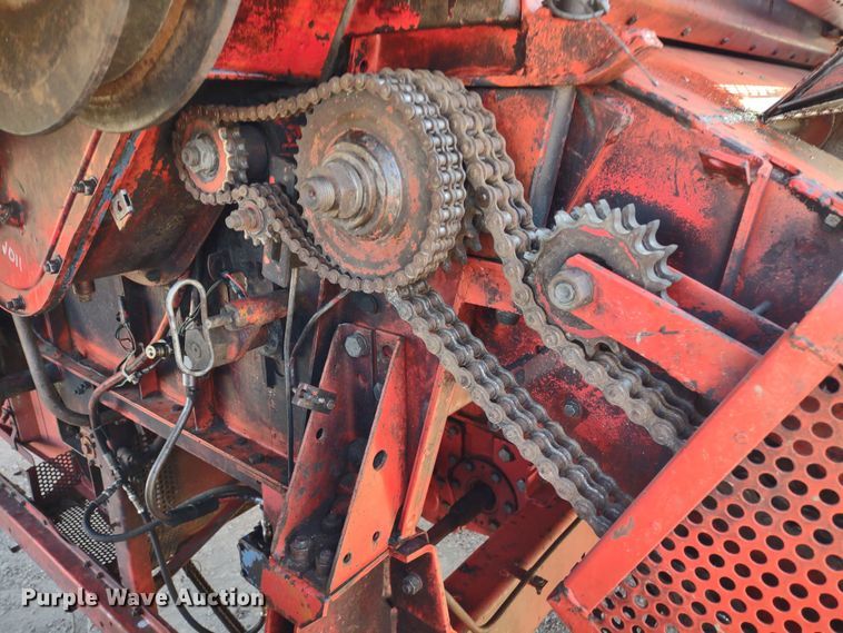 image for item DR8264 1981 Massey Ferguson 860  RWA combine