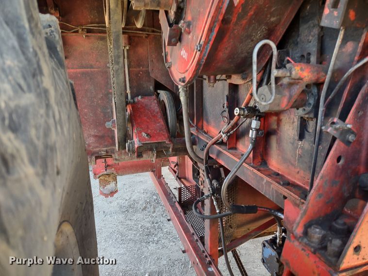 image for item DR8264 1981 Massey Ferguson 860  RWA combine