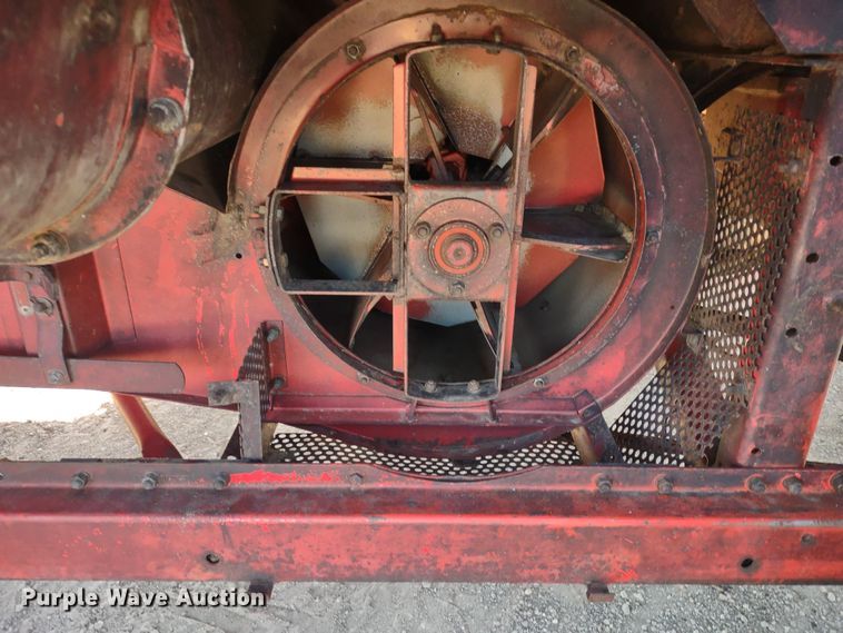 image for item DR8264 1981 Massey Ferguson 860  RWA combine