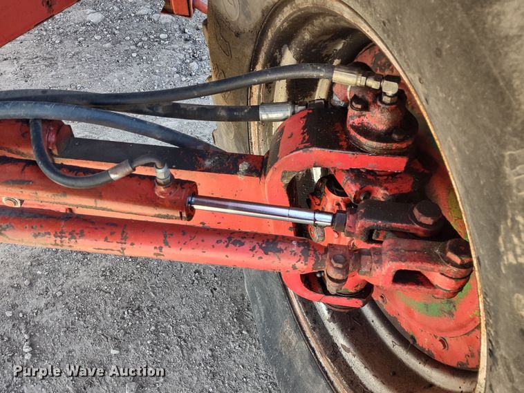 image for item DR8264 1981 Massey Ferguson 860  RWA combine