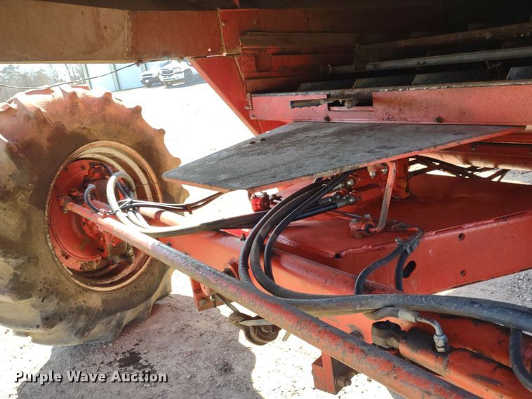 image for item DR8264 1981 Massey Ferguson 860  RWA combine