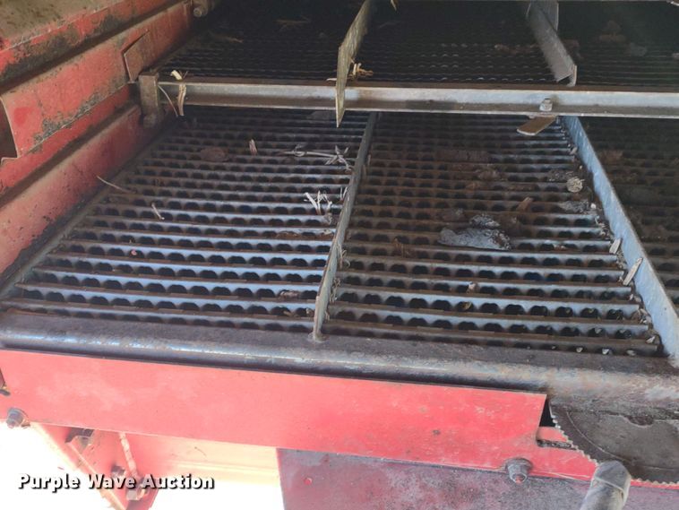 image for item DR8264 1981 Massey Ferguson 860  RWA combine