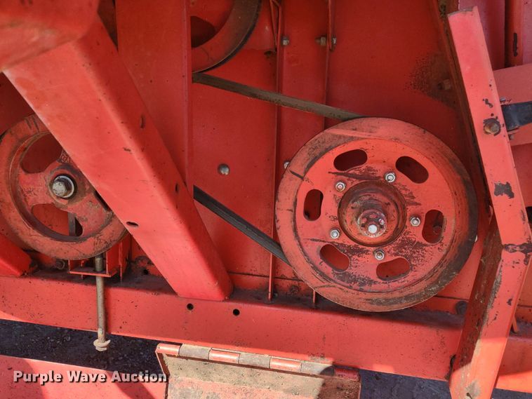 image for item DR8264 1981 Massey Ferguson 860  RWA combine