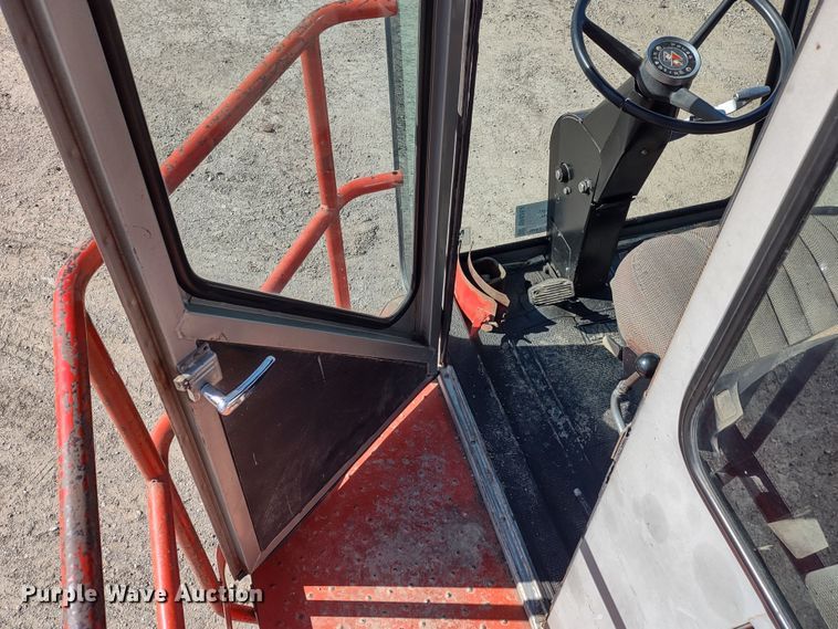 image for item DR8264 1981 Massey Ferguson 860  RWA combine