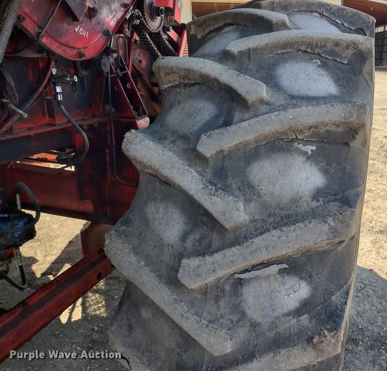 image for item DR8264 1981 Massey Ferguson 860  RWA combine