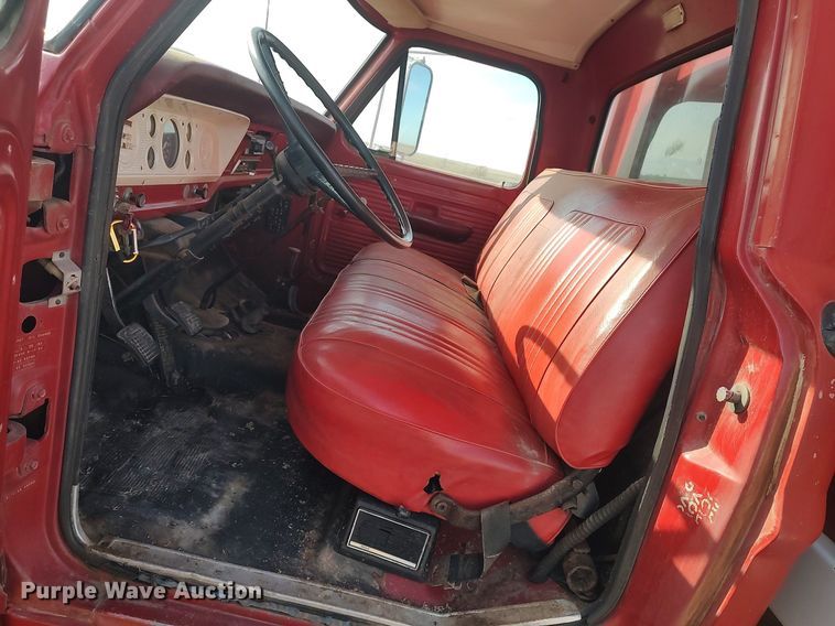 image for item GP9604 1970 Ford F600  grain truck