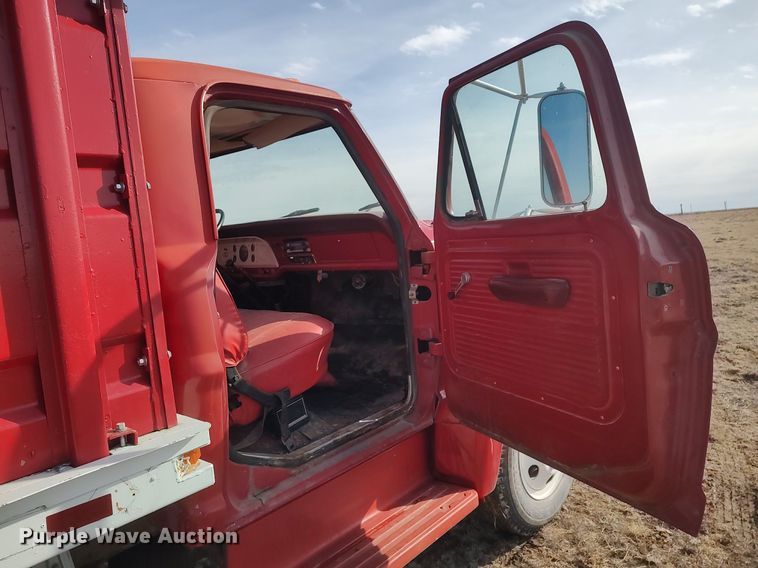 image for item GP9604 1970 Ford F600  grain truck