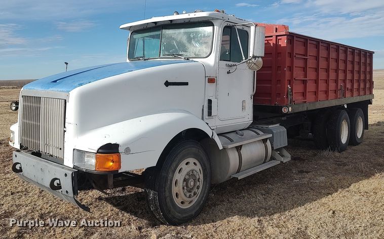 image for item GP9607 1995 International 9400  grain truck