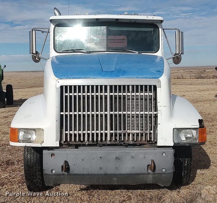 image for item GP9607 1995 International 9400  grain truck