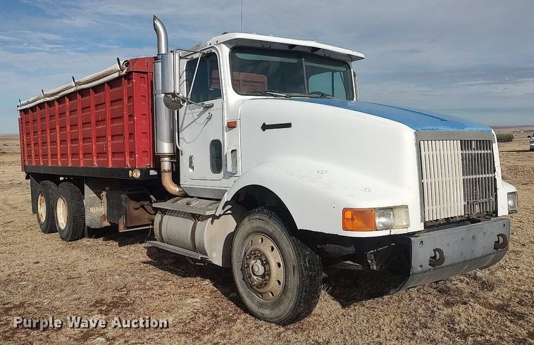 image for item GP9607 1995 International 9400  grain truck