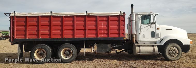 image for item GP9607 1995 International 9400  grain truck