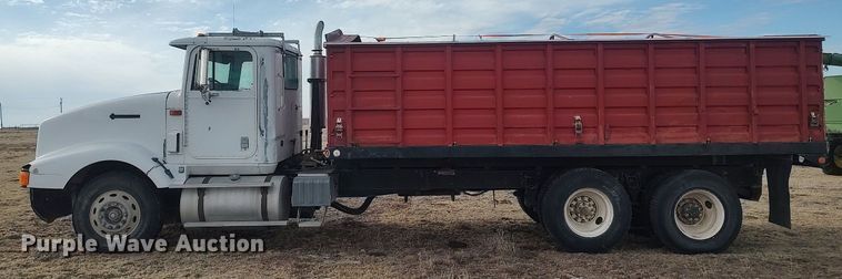 image for item GP9607 1995 International 9400  grain truck