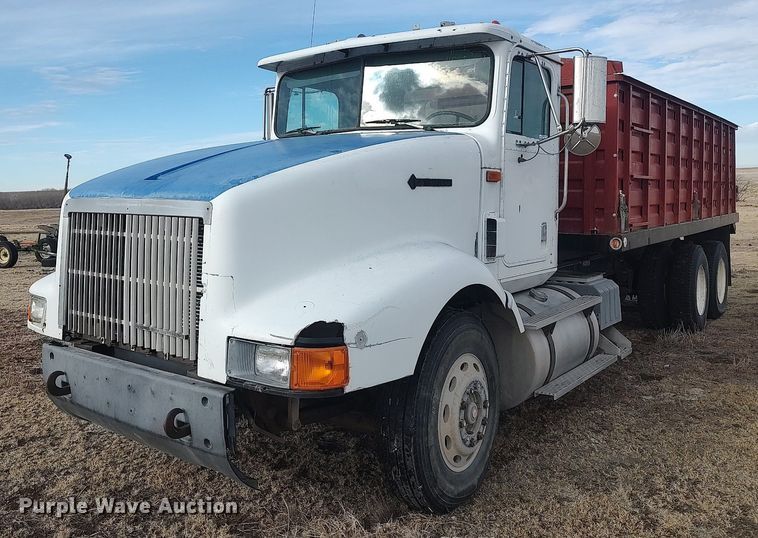 image for item GP9607 1995 International 9400  grain truck