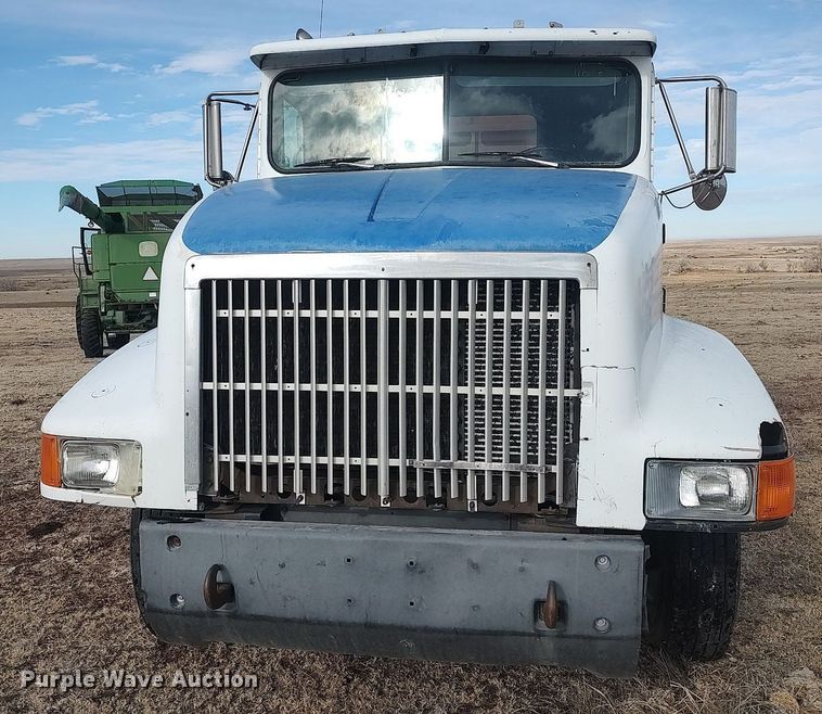 image for item GP9607 1995 International 9400  grain truck