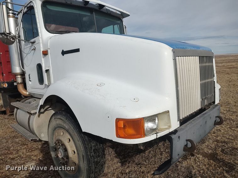 image for item GP9607 1995 International 9400  grain truck
