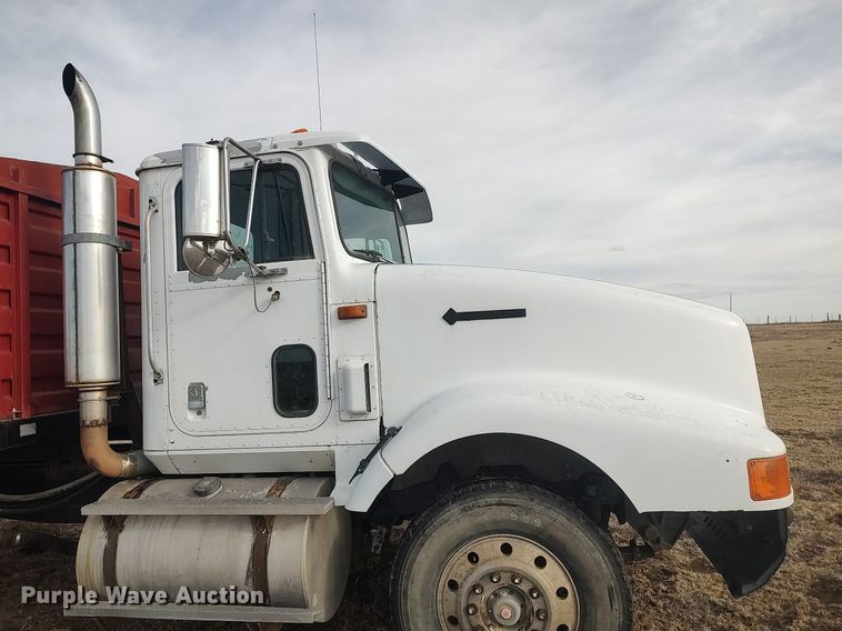 image for item GP9607 1995 International 9400  grain truck