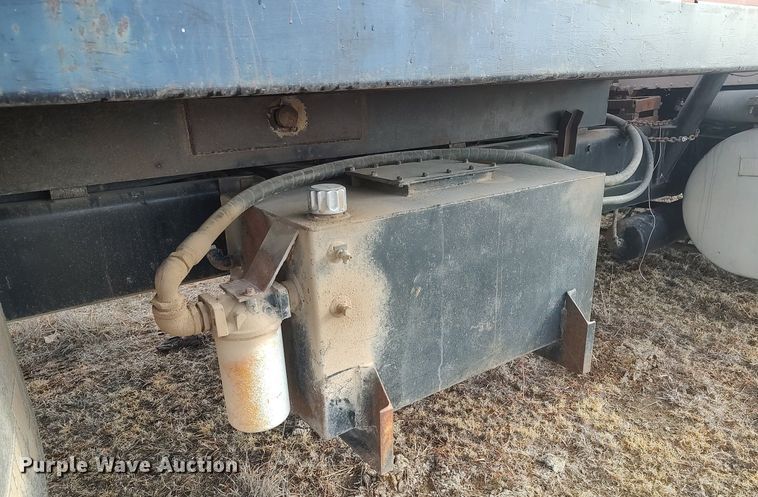 image for item GP9607 1995 International 9400  grain truck