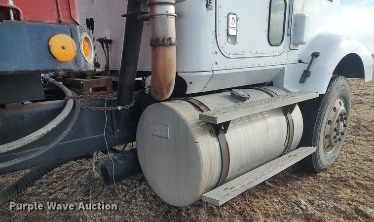 image for item GP9607 1995 International 9400  grain truck