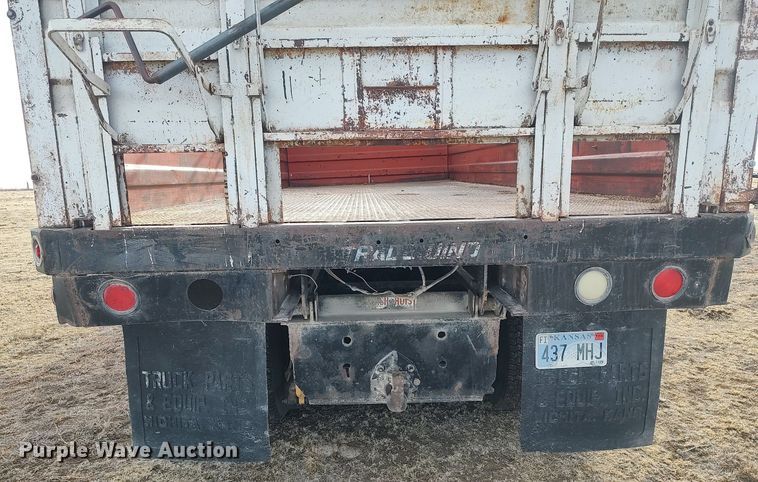 image for item GP9607 1995 International 9400  grain truck